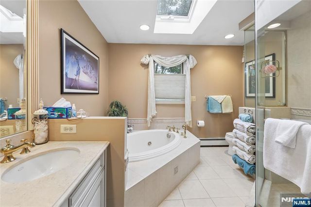 7 Valen Court 2, Franklin Lakes, NJ 07417