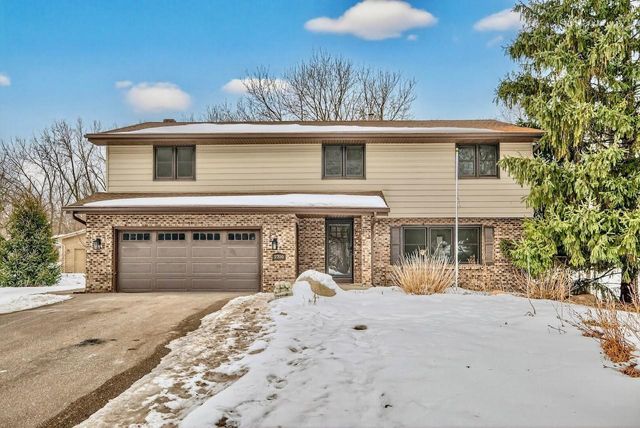 2700 Crestwood Circle, Hopkins, MN 55305