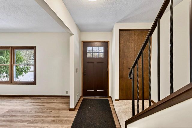 2700 Crestwood Circle, Hopkins, MN 55305