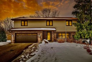 2700 Crestwood Circle, Hopkins, MN 55305