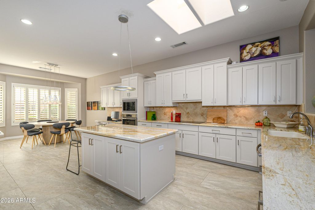 Image 9 of property listing at 20041 N CIELO Court, Surprise, AZ 85374