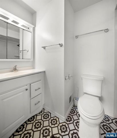 331 Sea Isle Key, Secaucus, NJ 07094