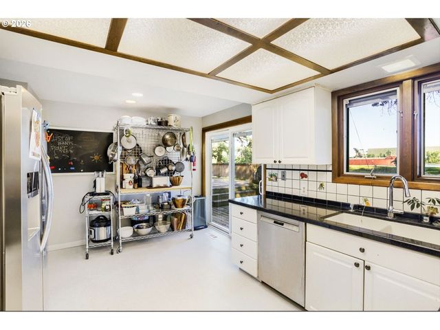 16530 Nw GILLIHAN Rd, Portland, OR 97231