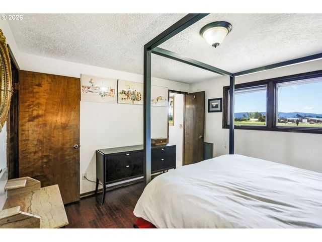 16530 Nw GILLIHAN Rd, Portland, OR 97231