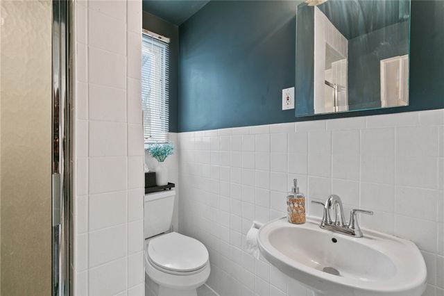 2324 Wells Dr, Bethel Park, PA 15102