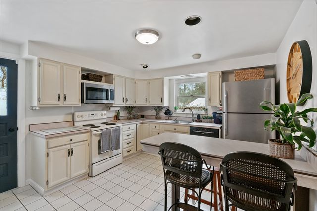 2324 Wells Dr, Bethel Park, PA 15102