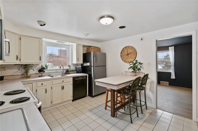 2324 Wells Dr, Bethel Park, PA 15102