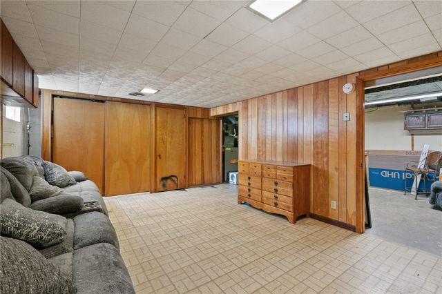 2324 Wells Dr, Bethel Park, PA 15102