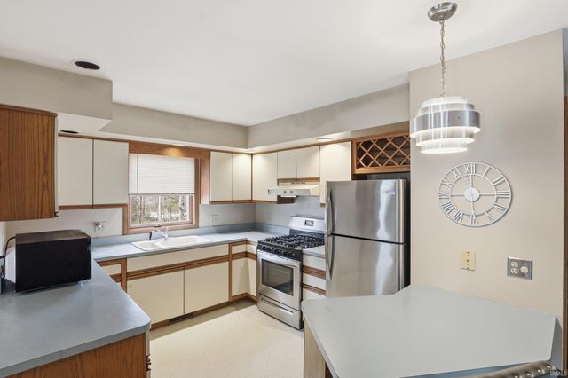 9715 Woodland Ridge East, Fort Wayne, IN 46804