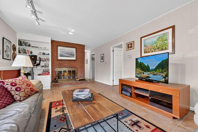 20 Prides Crossing, New City, NY 10956