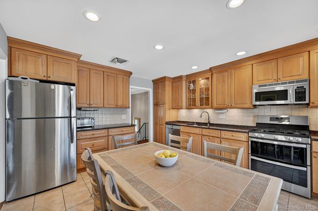 20 Prides Crossing, New City, NY 10956