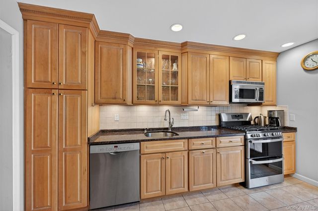 20 Prides Crossing, New City, NY 10956