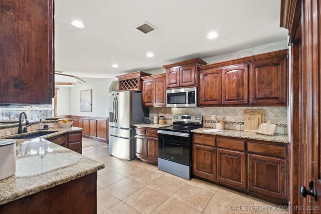 9214 N 143rd East Avenue, Owasso, OK 74055