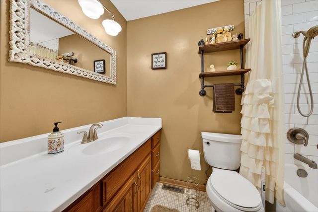 938 Duvall Drive, Woodstock, IL 60098