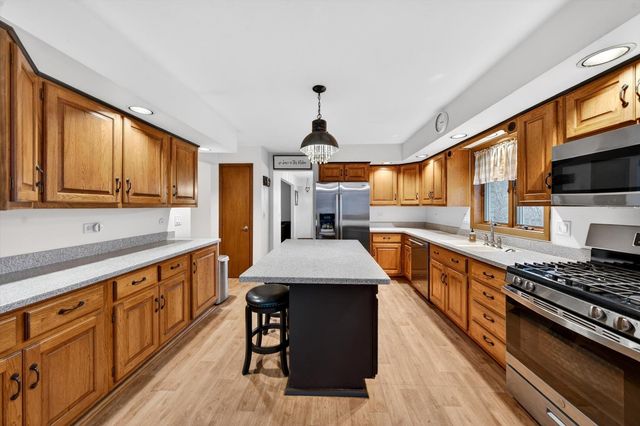 938 Duvall Drive, Woodstock, IL 60098