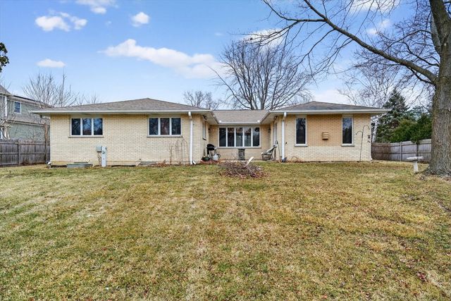 938 Duvall Drive, Woodstock, IL 60098