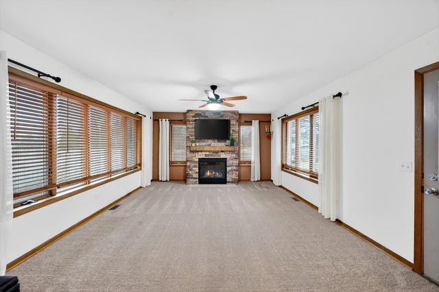 938 Duvall Drive, Woodstock, IL 60098