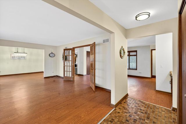 938 Duvall Drive, Woodstock, IL 60098