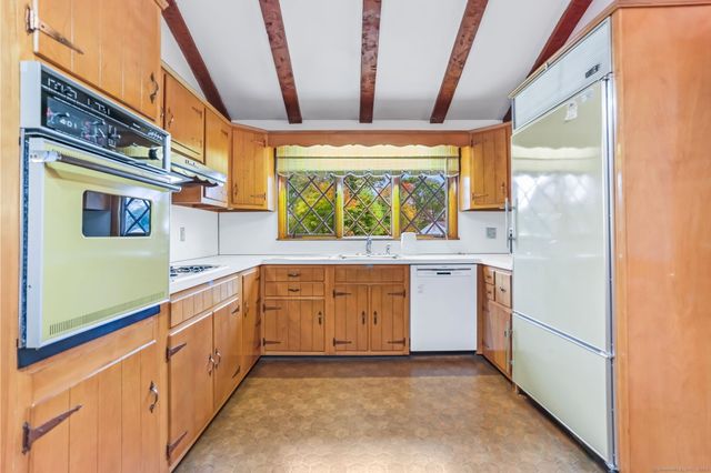 38 Smith Place, Trumbull, CT 06611