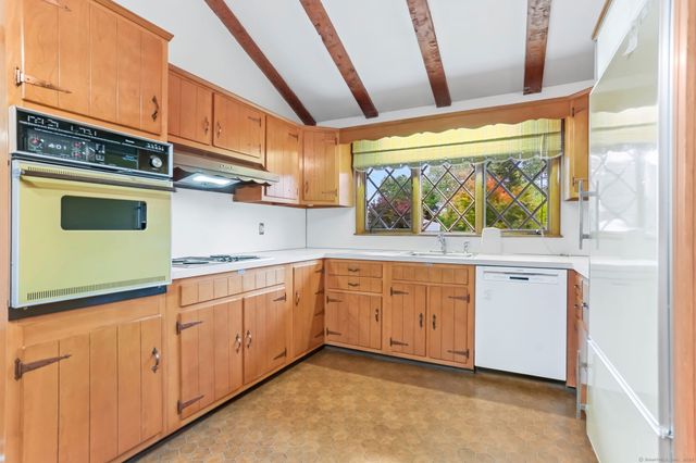 38 Smith Place, Trumbull, CT 06611