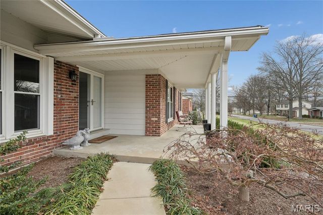 323 Algonquin Drive, Ballwin, MO 63011