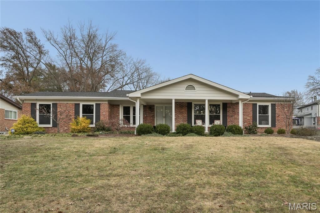 323 Algonquin Drive, Ballwin, MO 63011