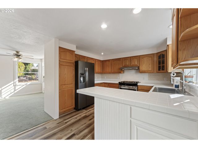 2360 Ne CLEVELAND Ave, Gresham, OR 97030