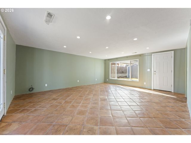 2360 Ne CLEVELAND Ave, Gresham, OR 97030