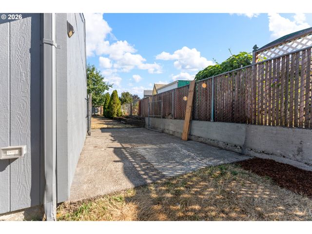 2360 Ne CLEVELAND Ave, Gresham, OR 97030