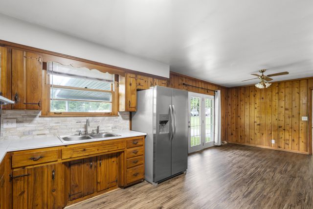 1156 Chestnut Dr, Burns, TN 37029