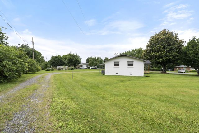 1156 Chestnut Dr, Burns, TN 37029