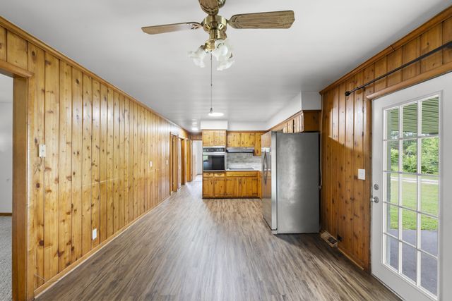 1156 Chestnut Dr, Burns, TN 37029