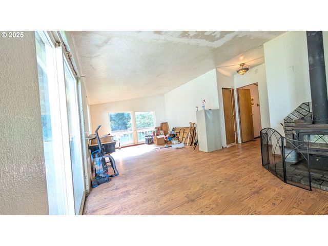 751 Sw TILLICUM Dr, Waldport, OR 97394