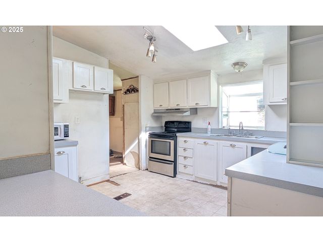 751 Sw TILLICUM Dr, Waldport, OR 97394