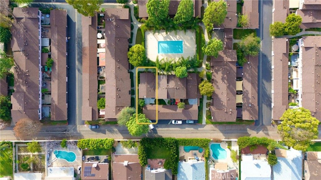 Image 1 of property listing at 7554 Corbin 4, Reseda, CA 91335