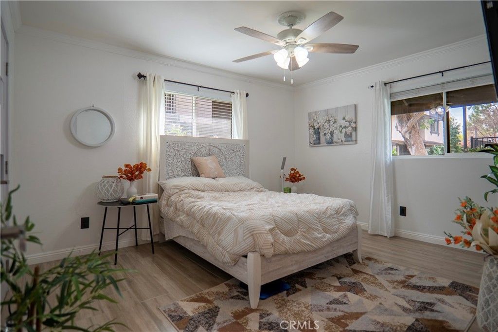 Image 11 of property listing at 7554 Corbin 4, Reseda, CA 91335