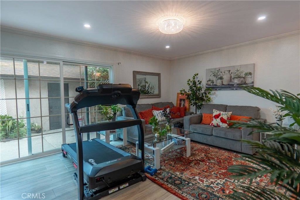 Image 13 of property listing at 7554 Corbin 4, Reseda, CA 91335