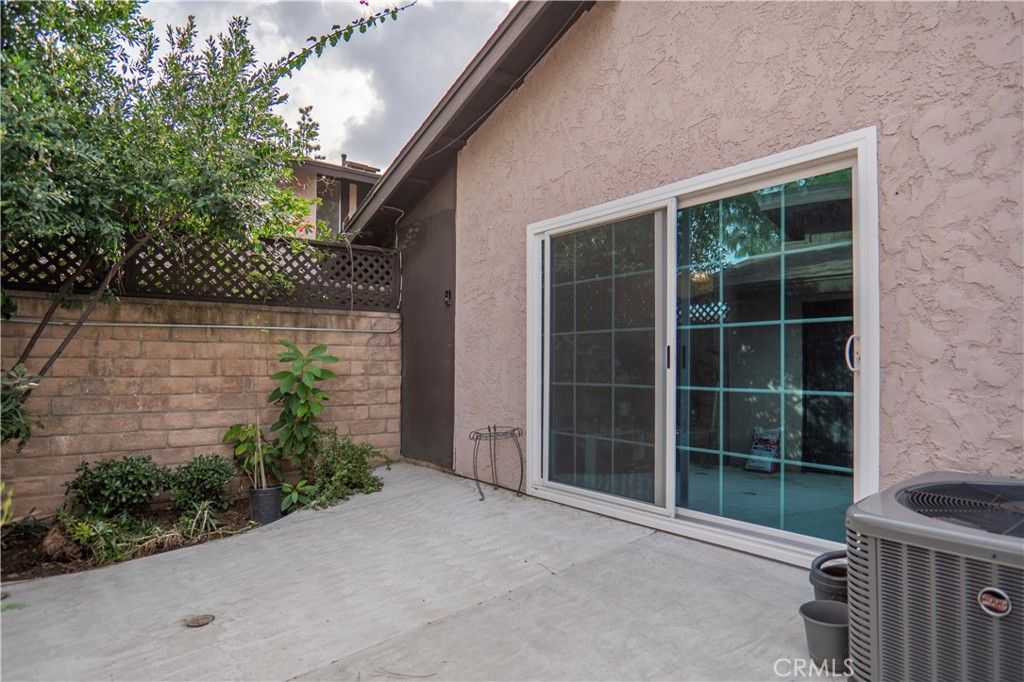 Image 15 of property listing at 7554 Corbin 4, Reseda, CA 91335