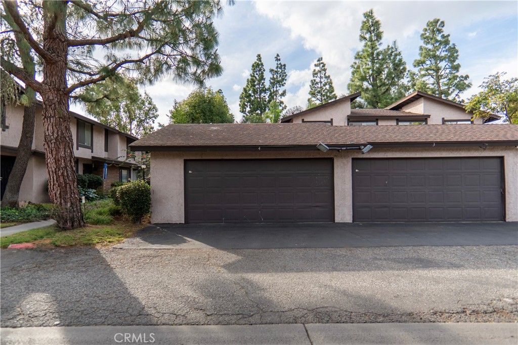 Image 17 of property listing at 7554 Corbin 4, Reseda, CA 91335