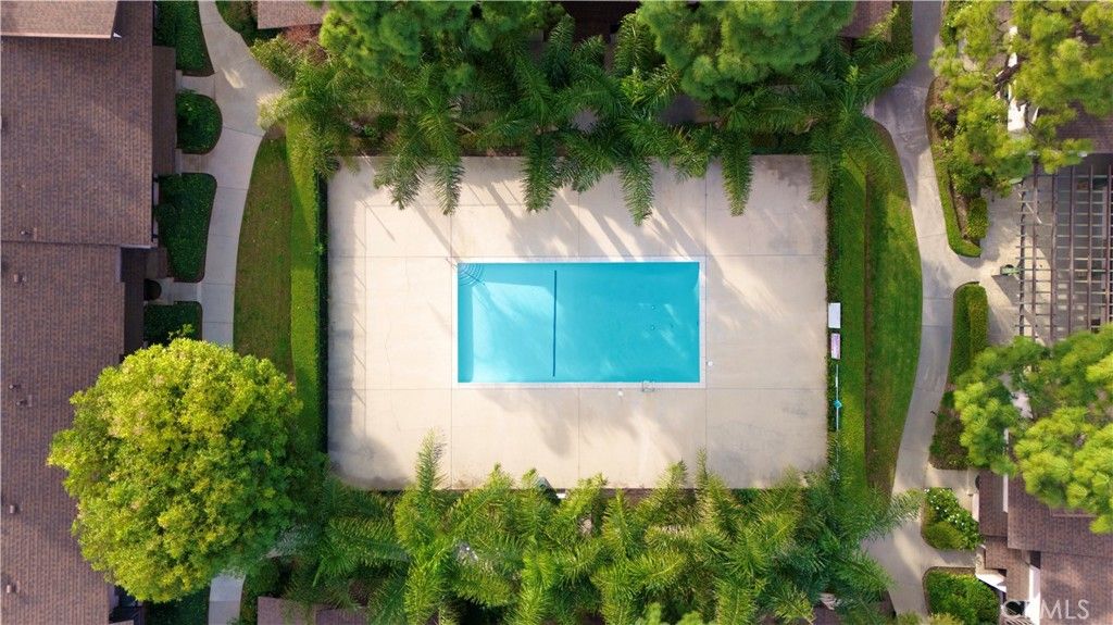 Image 2 of property listing at 7554 Corbin 4, Reseda, CA 91335