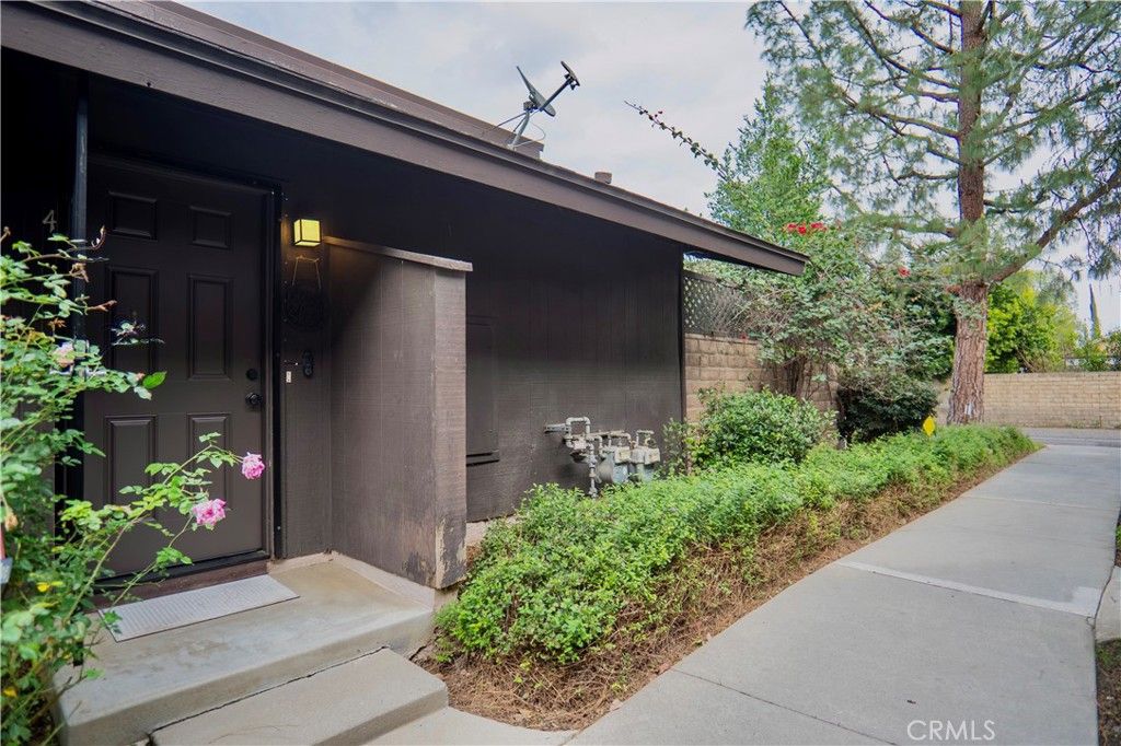 Image 21 of property listing at 7554 Corbin 4, Reseda, CA 91335