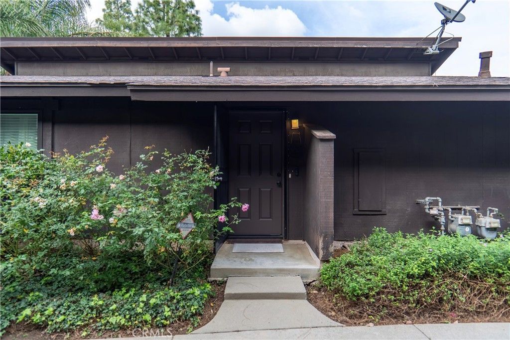 Image 22 of property listing at 7554 Corbin 4, Reseda, CA 91335