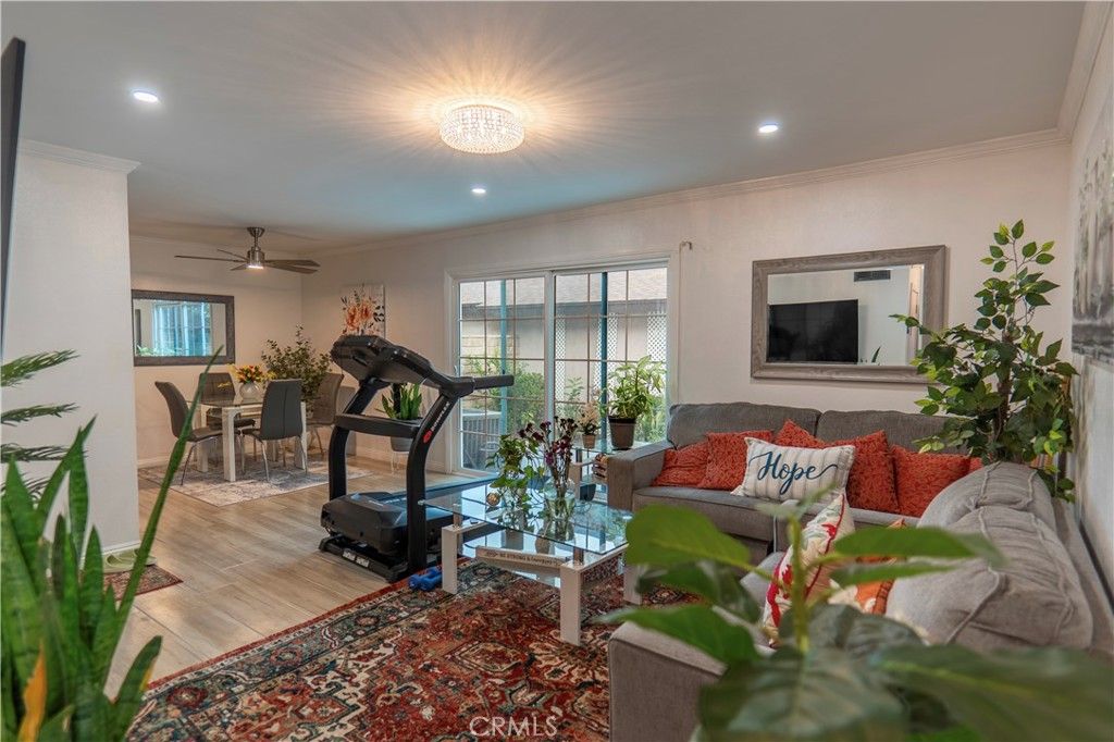 Image 3 of property listing at 7554 Corbin 4, Reseda, CA 91335