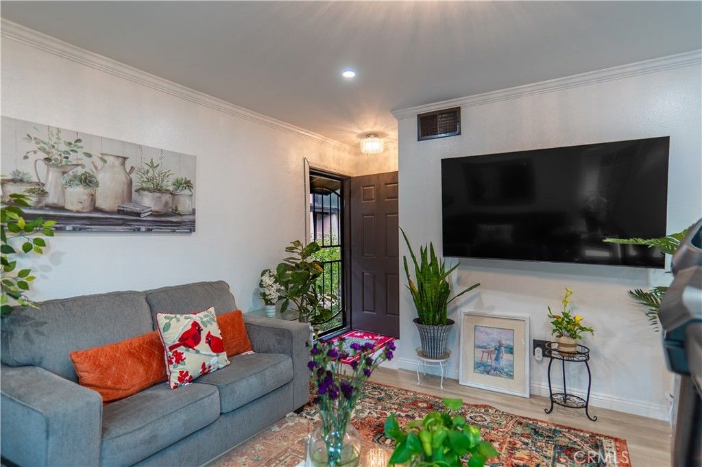 Image 4 of property listing at 7554 Corbin 4, Reseda, CA 91335