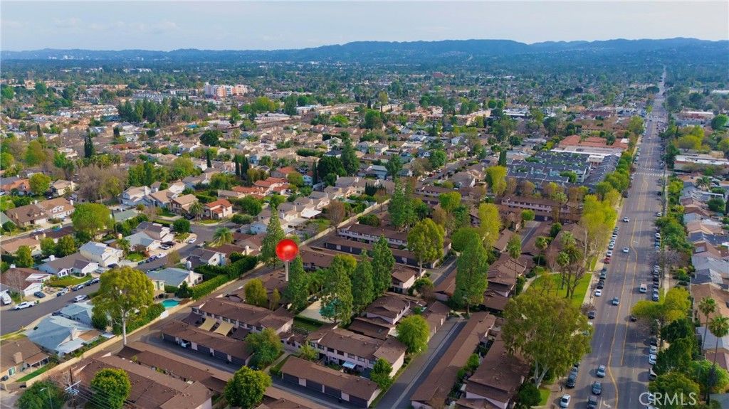 Image 5 of property listing at 7554 Corbin 4, Reseda, CA 91335