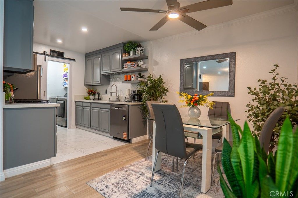 Image 6 of property listing at 7554 Corbin 4, Reseda, CA 91335