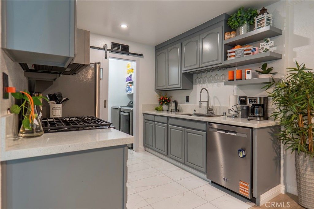 Image 7 of property listing at 7554 Corbin 4, Reseda, CA 91335