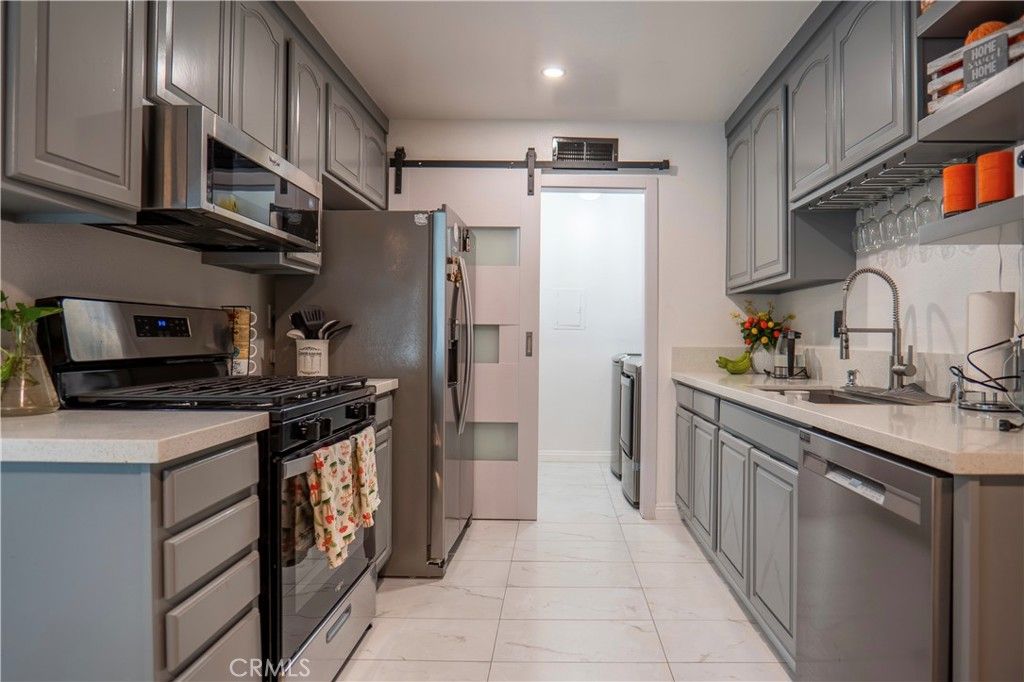 Image 8 of property listing at 7554 Corbin 4, Reseda, CA 91335