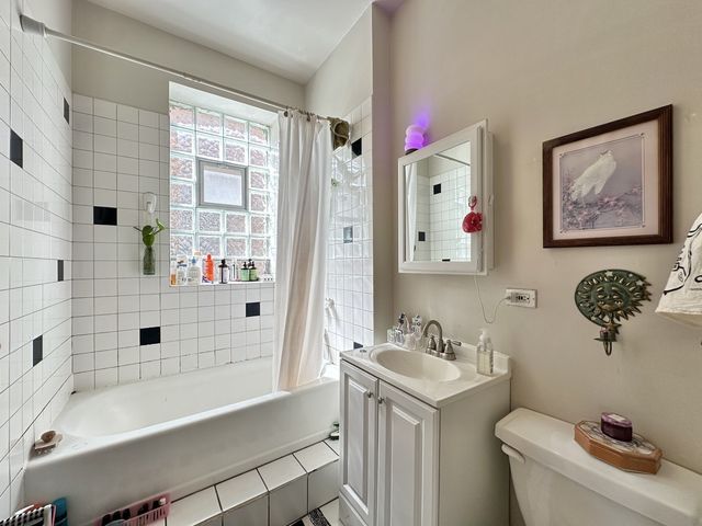 2136 W CHICAGO Avenue, Chicago, IL 60622