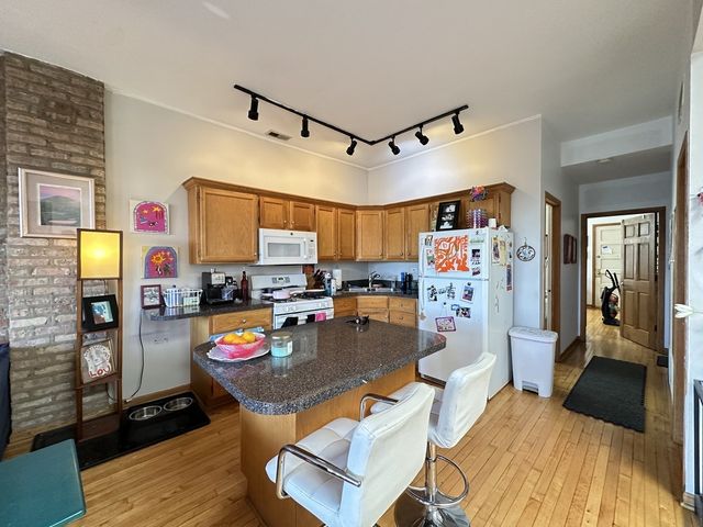 2136 W CHICAGO Avenue, Chicago, IL 60622